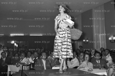 Pokaz mody w sopockim Grand Hotelu. 1961 0005234z_k...