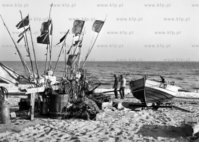 Kutry rybackie na plazy w Gdyni Orlowie. 
12.1972
grudzien72_z.kosycarz_p
Fot....