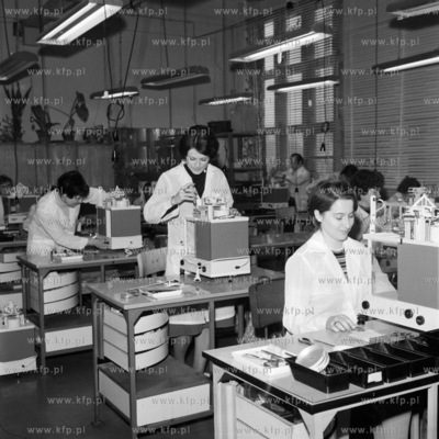 Hala montożowa wag analitycznych w Zakładach Mechaniki...