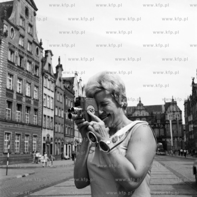 Turystka filmuje kamerą Długi Targ w Gdańsku. (lata60)
1961
0005514z
Fot....