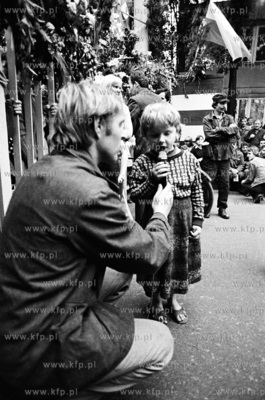 Strajk w Stoczni Gdańskiej im. Lenina Nz. dziecko...