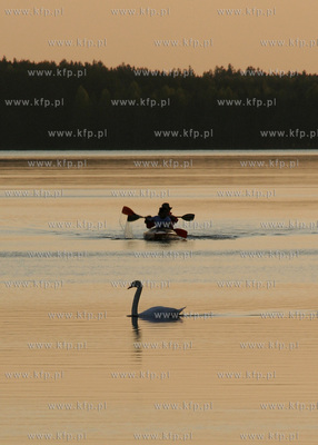 Na jeziorze Golun pojawili sie pierwsi w tym roku kajakarze...