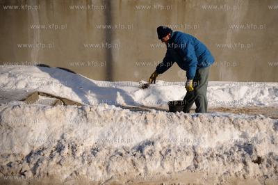 Gdansk Ujescisko. Nz. poranne odsniezanie chodnikow
14.01.2010
fot....
