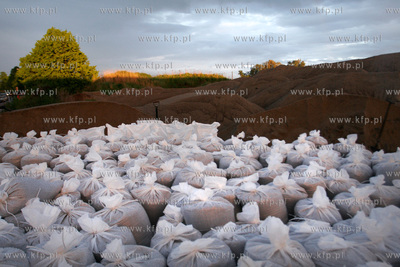 Dwory. Strazacy przygotowuja sie do nadejscia fali...