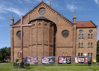 Slupsk. Nieznani sprawcy uszkodzili plakaty szokujacej...