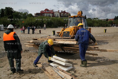 Sopot. Silny polnocny wiatr towarzyszacy sztormowi...