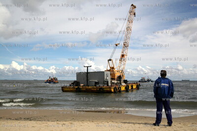 Sopot. Silny polnocny wiatr towarzyszacy sztormowi...