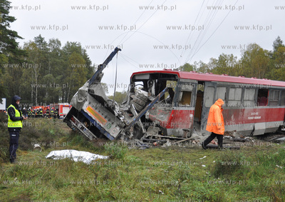Na niestrzezonym przejezdzie kolejowym w Lipuszu TiR...