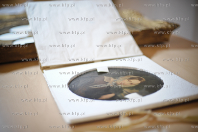 Pokaz szesciu obrazow i jednej rzezby w Oddziale Sztuki...