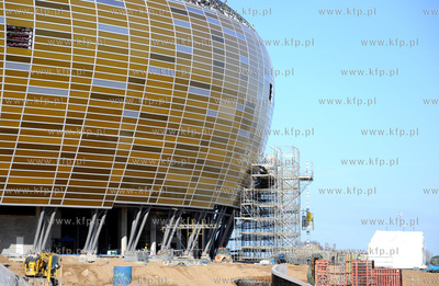 Gdansk, Letnica. PGE Arena nabiera bursztynowego koloru.
07.03.2011
fot....