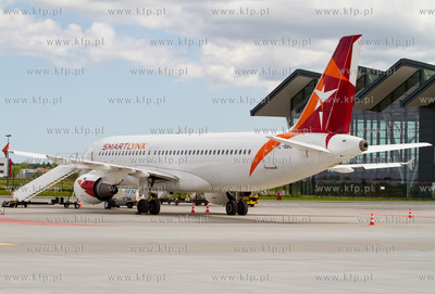 Gdansk, Rebiechowo. Nz. Airbus 320 linii Smart Lynx...