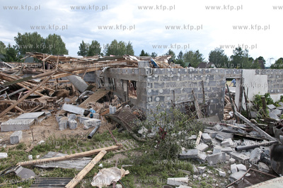 W wyniku trąby powietrznej, która przeszła nad ...