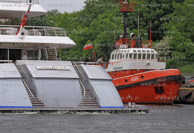 W gdanskim porcie, przy nabrzezu Obroncow Westerplatte,...