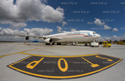 Airbus A 340-200 Francuskich Sil Powietrznych wyladowal...