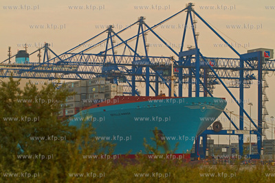 Gdansk. Estelle Maersk, jeden z najwiekszych kontenerowcow...