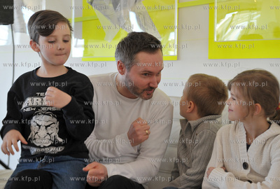 Sopot. Zatoka Sztuki. Jaroslaw Walesa czyta dzieciom...