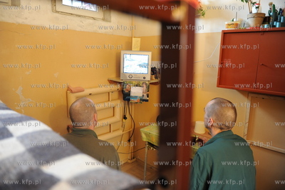 Wiezniowie osadzeni w Zakladzie Karnym w Sztumie ogladaja...