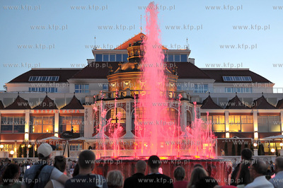 Sopot. Skwer Kuracyjny k. Molo. Fontanna. Pokaz dla...