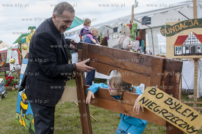 Swieto Miodu Pszczolkowskiego w Parku Lipowym w Pszczolkach...