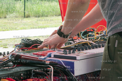 Na elewacji garazu przy deptaku na  ul. Wita Stwosza...