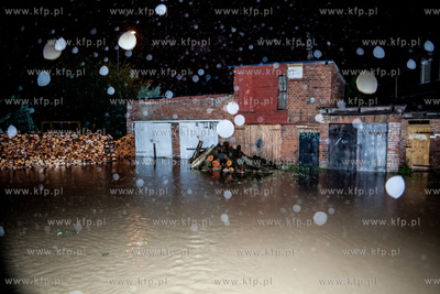 Powódź w Gdańsku po ulewnych deszczach. Nz. zbiornik...