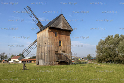 Wiatrak typu paltrak, wybudowany w 1903 roku stojący...