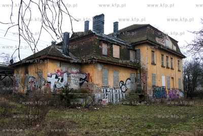 Zdewastowany budynek stojący obok przystanku SKM Politechnika...