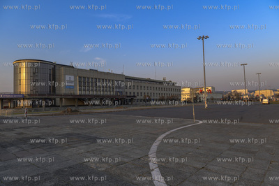 Gdynia. Skwer Kościuszki o poranku. Nz. pusty parking...