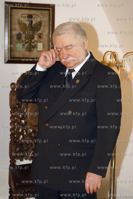 Gdansk. Leche Walesa czeka na spoznionego premiera...