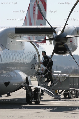 Port lotniczy w Gdansku Rebiechowie. Przed terminalem...