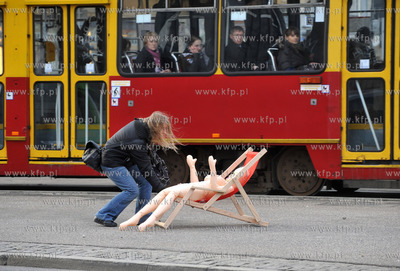 Performance z udzialem gumowej lalki w centrum Warszawy....