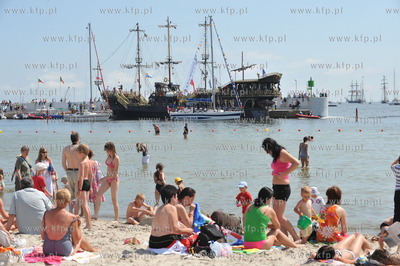 Wycieczkowy galeon wplywa do portu w Gdyni, czym przykuwa...