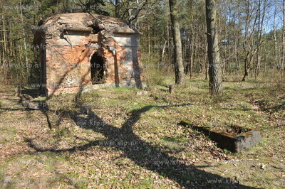 Grobowiec rodziny Gralathow na opuszczonym i zapomnianym...