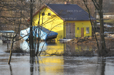 Wezbrane wody rzeki Radunia spowodowaly podtopienia...