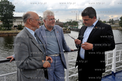 Rejs katamaranem ONYX po gdanskim porcie przedstawicieli...