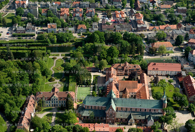 Gdansk Oliwa z lotu ptaka. Park oliwski, Palac Opatow,...