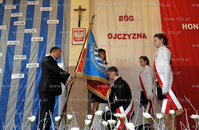 Uroczystosci nadania szkole podstawowej w Niestepowie...
