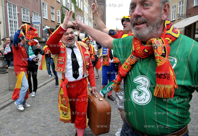 Gdansk, ul. Piwna. Irlandzcy i hiszpanscy kibice bawia...