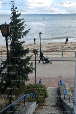 Gdynia Orlowo - widok na plaze i promenade biegnaca...