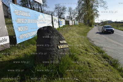 Garcz, gmina Chmielno. Bannery reklamowe na płocie...