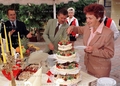 Imieniny Danuty Walesowej, tort z Cristalu obok solenizantki...