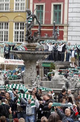 Gdansk. Ul. Dlugi Targ. Kibice Lechii Gdansk swietuja...