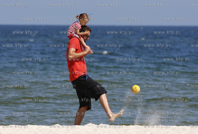 Polwysep helski. Marcin Prokop nad morzem z coreczka.
23.07.2008
fot....