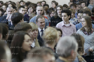 Gdynia. Gimnazjum nr 24 . Premier RP Donald Tusk wzial...