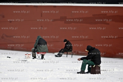 Wędkarze łowią ryby na zamarzniętej Motławie.
13.02.2012
fot....