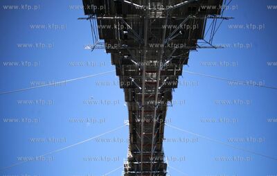 Sopot. Przygotowania do montazu powloki dachu na terenie...