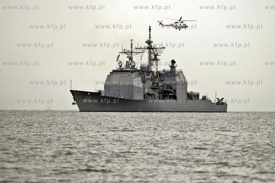 Do gdyńskiego portu wpływają okręty wojenne,  które...