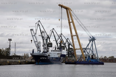 Port Gdanski. Basen weglowy. Rozladunek najciezszych...