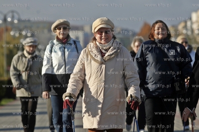 Zajecia z nordic walking grupy gdynskiego Centrum Aktywnosci...