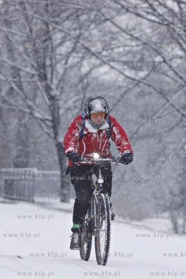 Gdansk. Alejka rowerowa wzdluz Alei Zwyciestwa.
20.01.2015
fot....